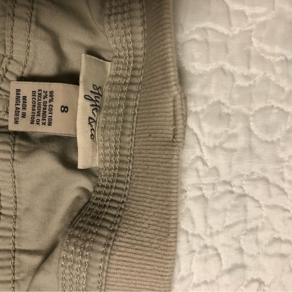 Size 8, khaki cargo capri pants - Picture 5 of 5